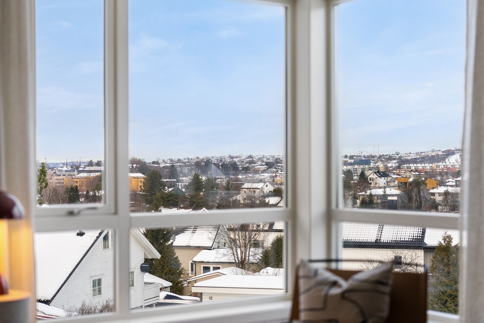 Her kan du synke ned i godstolen ved de herlige vindusflatene og nyte den flotte utsikten. Galleribilde