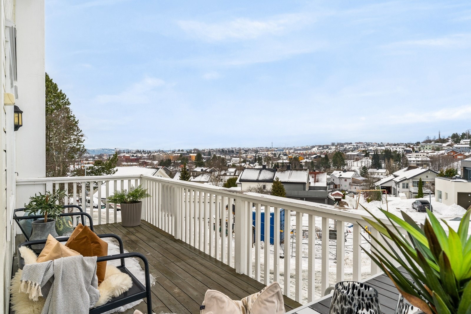 Selger opplyser om lang solgang på sommeren, med sol fra tidlig morgen og godt ut på ettermiddagen. Galleribilde