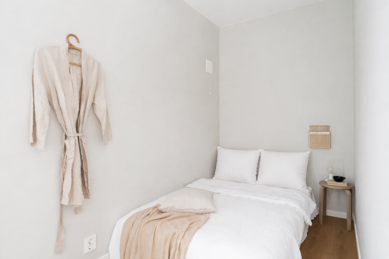 Lyst og fint soverom med plass til seng, nattbord og garderobe. Galleribilde