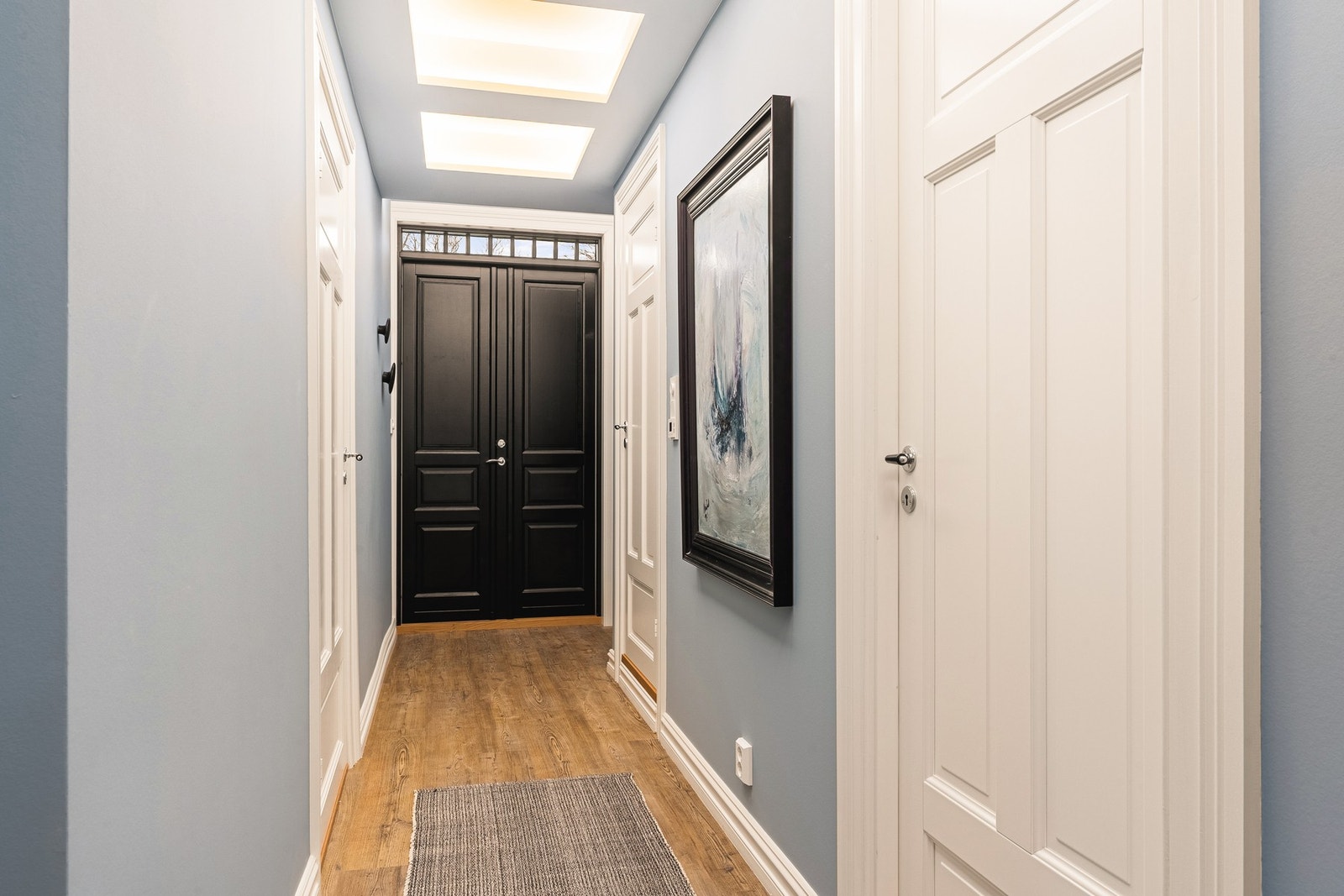 Du ønskes velkommen hjem av en romslig og innbydende entré. Galleribilde