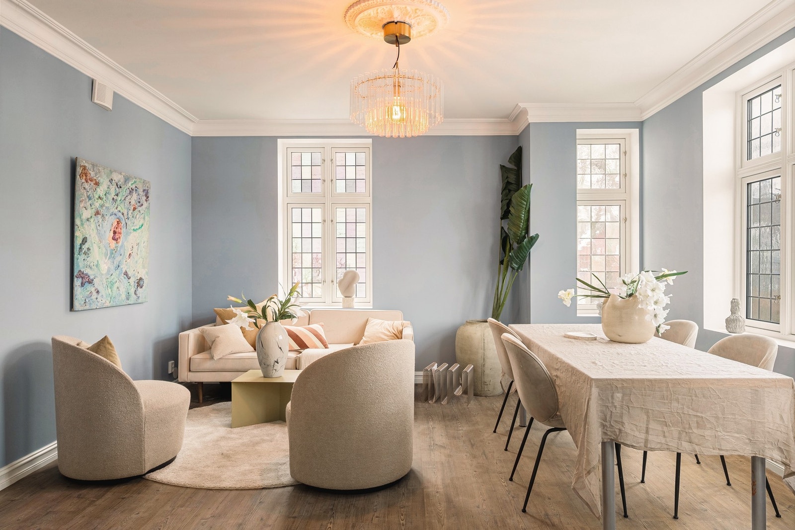 Legg merke til den imponerende takhøyden og de store vindusflatene som gir rommet en lys og luftig atmosfære. Galleribilde