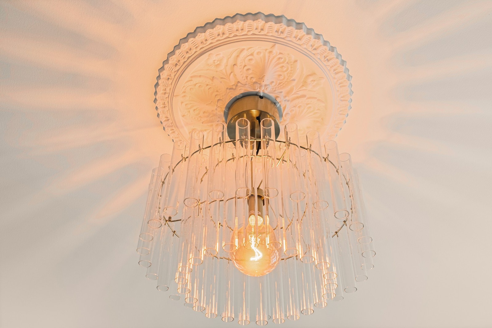 Leiligheten har nydelige listeverk og rosetter. Galleribilde