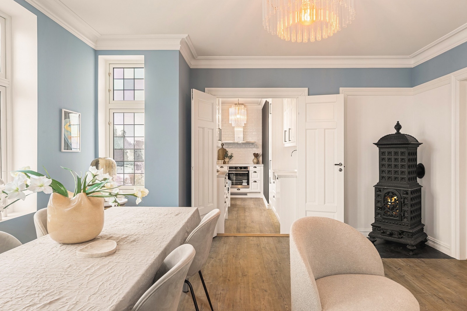 Stuen og kjøkkenet adskilles med en lekker dobbel dør, som gir rommet følelsen av en åpen og sosial planløsning. Galleribilde