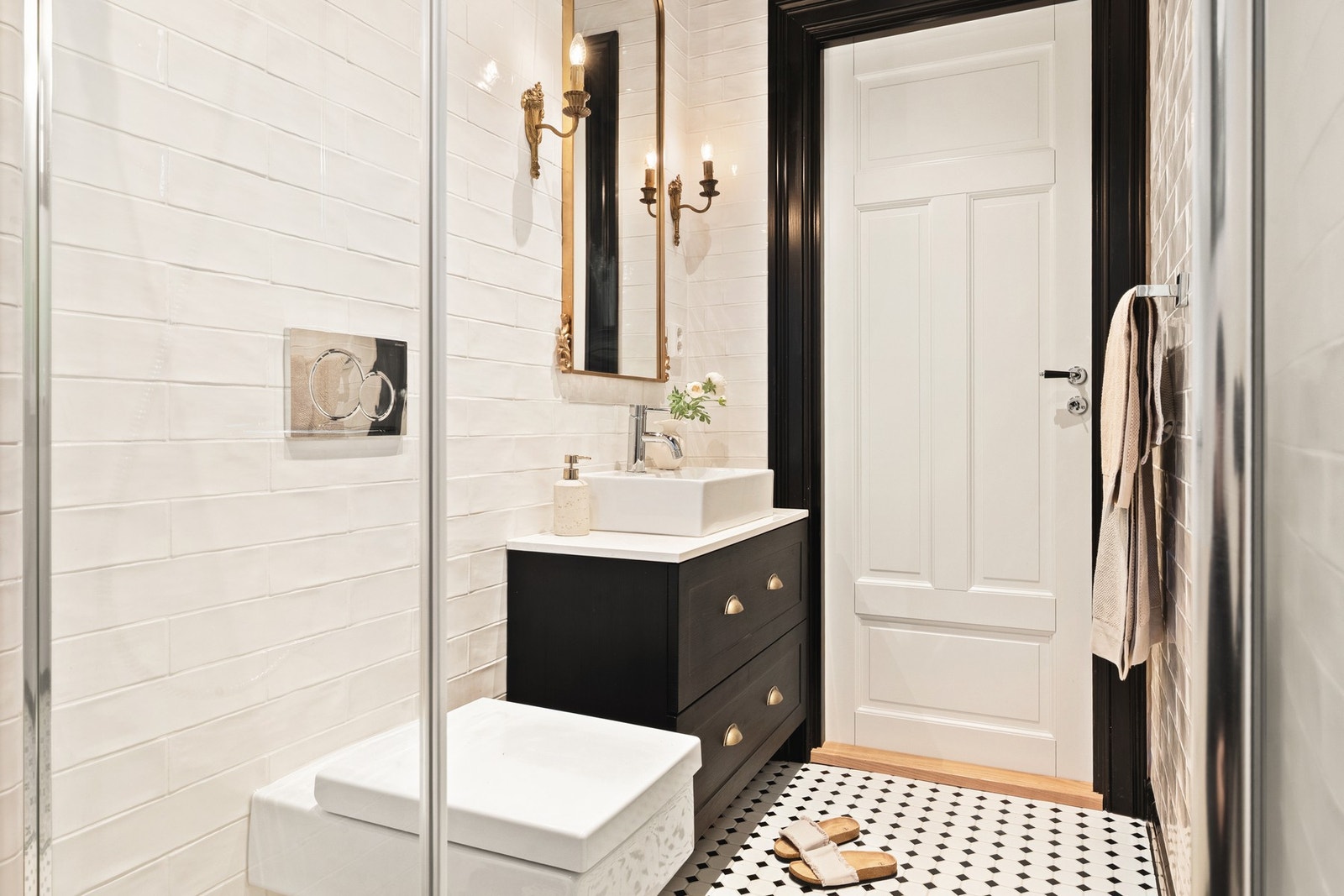 Det andre badet er plassert innerst i entréen. Galleribilde