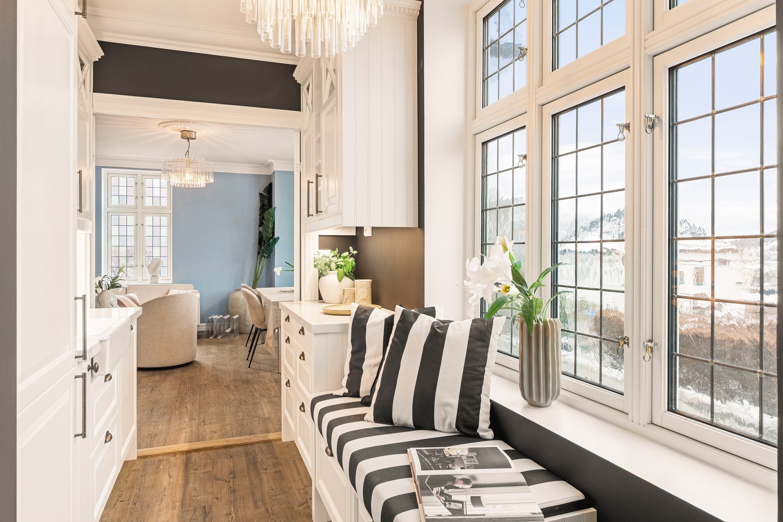 Kjøkkenet har kjøl/fryseskap, oppvaskmaskin, indusjonstopp, stekeovn, vannstoppsystem og komfyrvakt. Hvitevarer er levert av Electrolux. Galleribilde