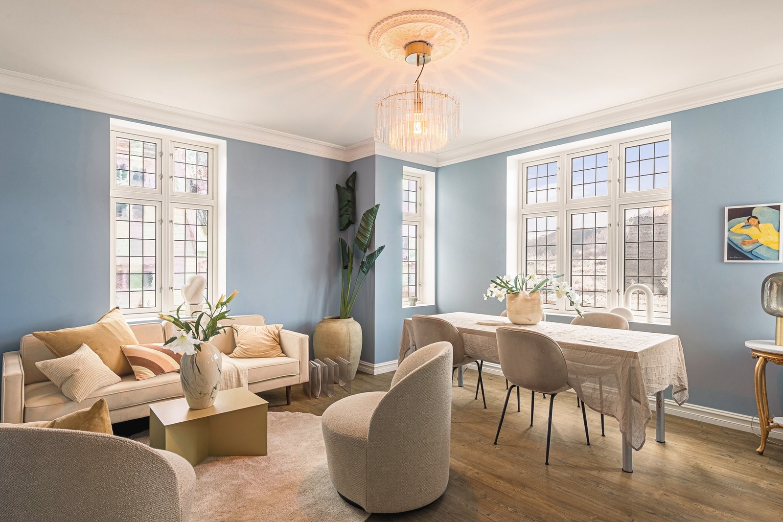 Vi starter med boligens naturlige samlingspunkt. Stuen er lys og delikat med lekre blyglass vindu. Her har du god plass til langbord og salong. Galleribilde