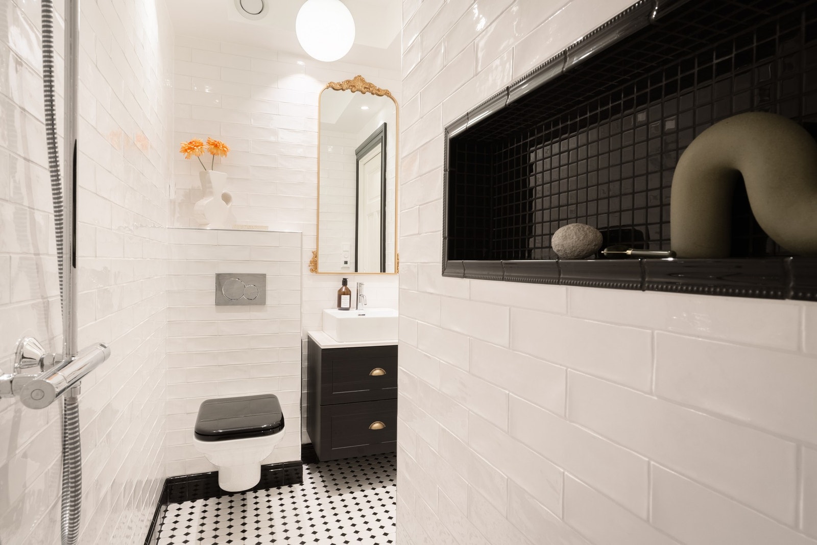 Det stilfulle badet har baderomsinnredning, vegghengt toalett og et romslig dusjhjørne. Galleribilde