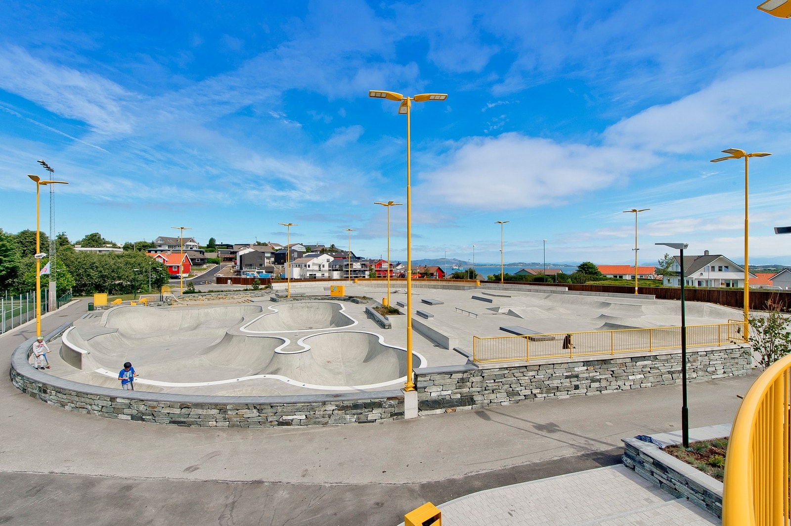 Beliggenheten er rolig og etablert, med kort vei til skole, barnehage og kollektivtransport. Galleribilde