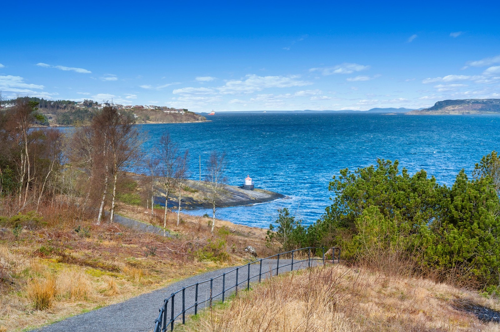 Området gir gode muligheter for et aktivt og naturnært liv med nærhet til idrettsanlegg, turstier, badeplasser og grønne lunger Galleribilde