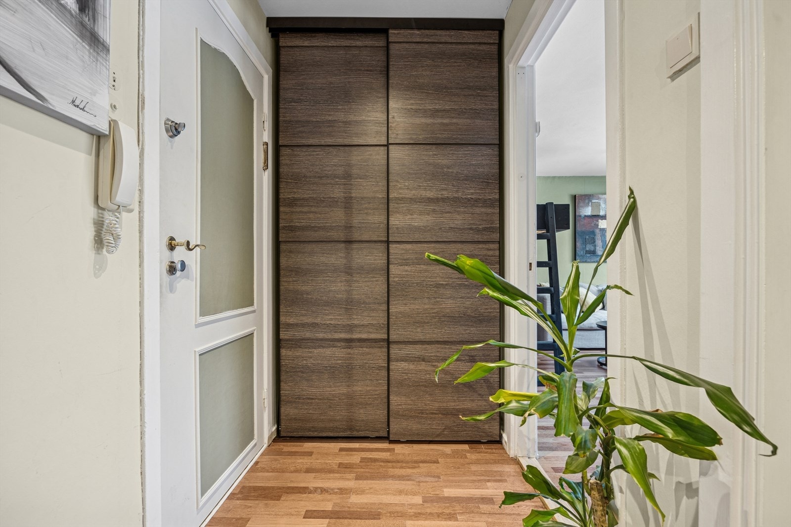 Innredet med to skyvedørsgarderober Galleribilde