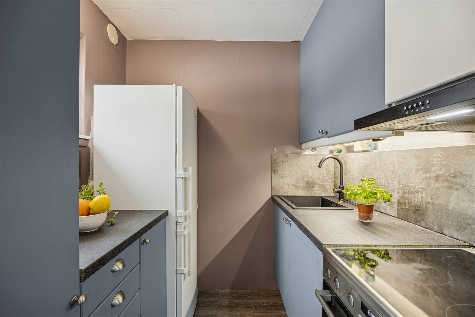 Praktisk kjøkken med plass til alt en trenger Galleribilde