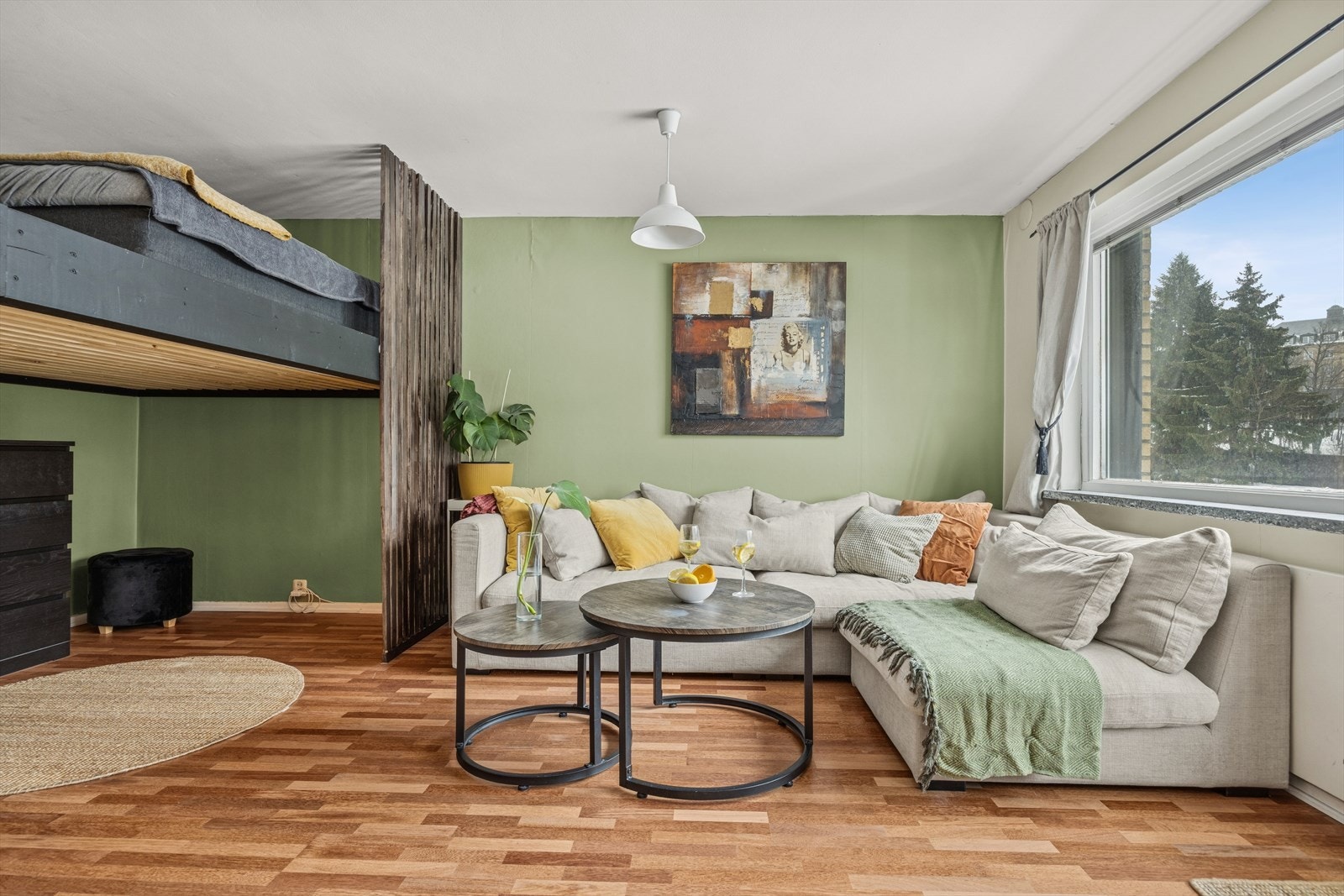 Effektiv planløsning gir god plass til møblering og plassbygd seng, her er det flotte muligheter til etablering av soverom ved å flytte kjøkkenet ut i stuen Galleribilde