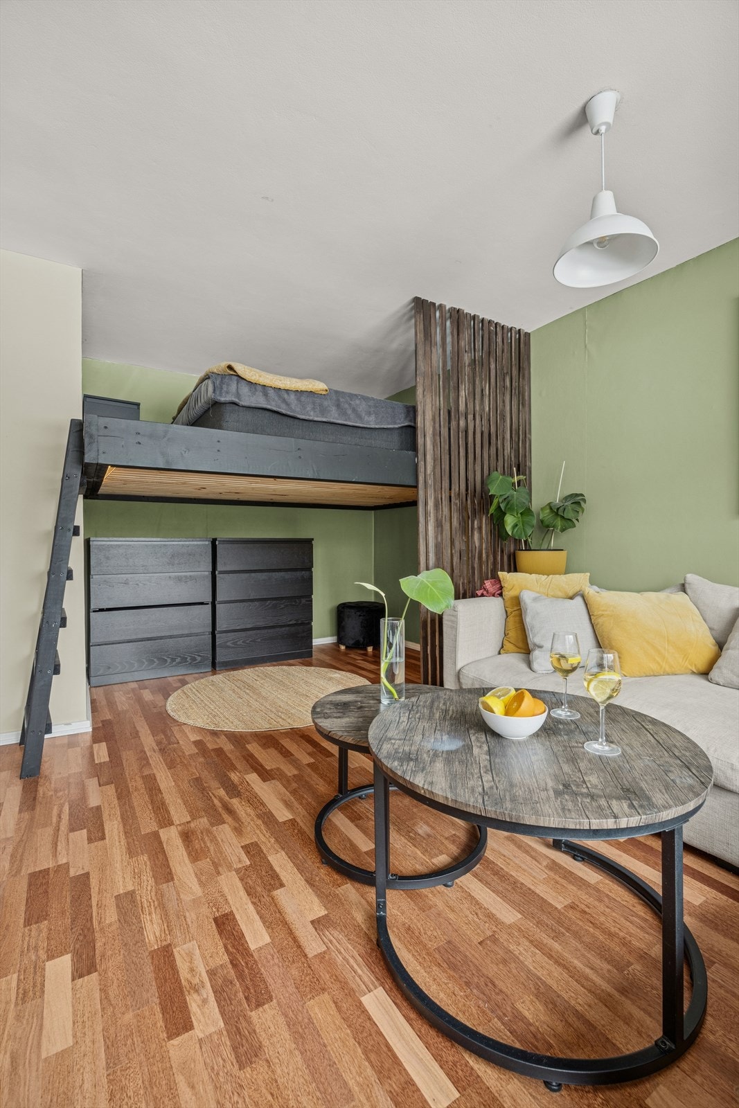 Plassbygd seng ca. 5m², perfekt sted for et kjøkkenhjørne eller spiseplass Galleribilde