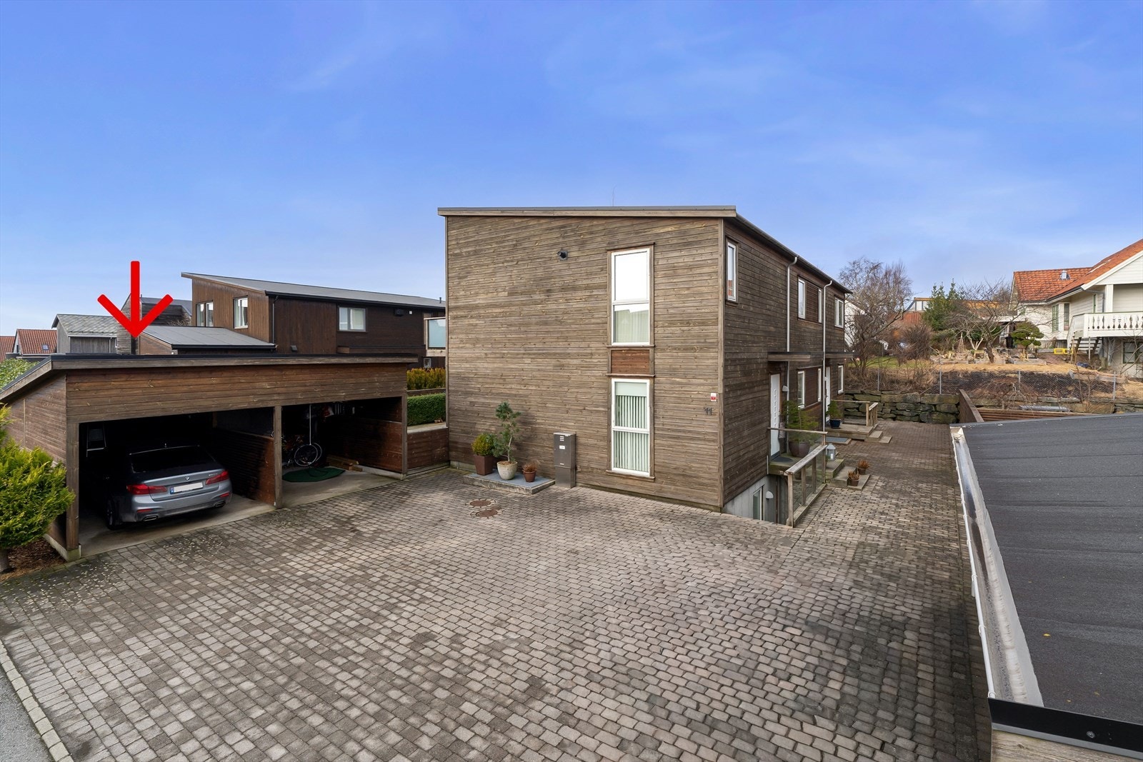 Parkering i carport, samt en oppstillingsplass på felles tomt Galleribilde