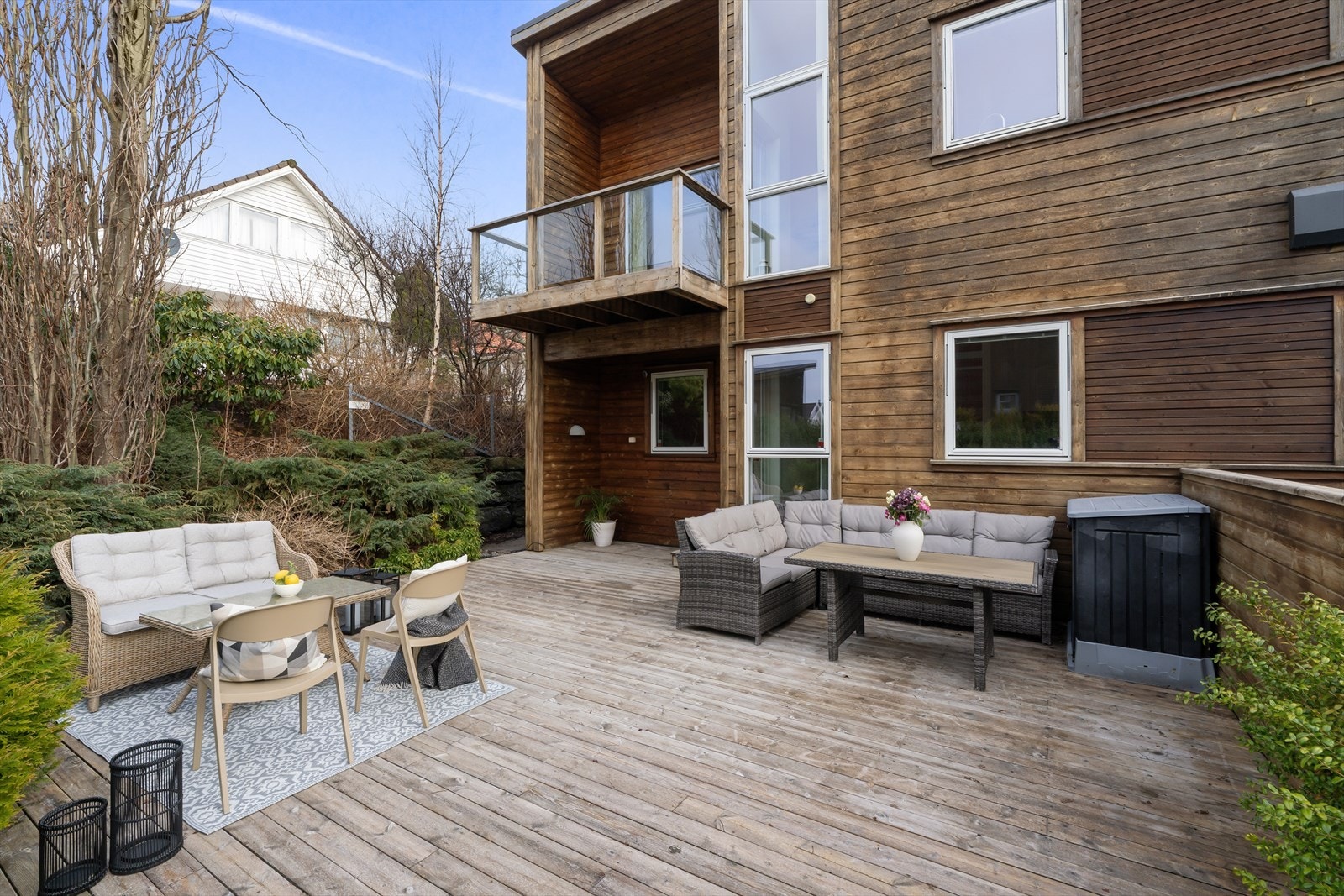 Stor solrik terrasse mot vest, samt kjekk vestvendt balkong ut fra stuen i 2. etasje Galleribilde