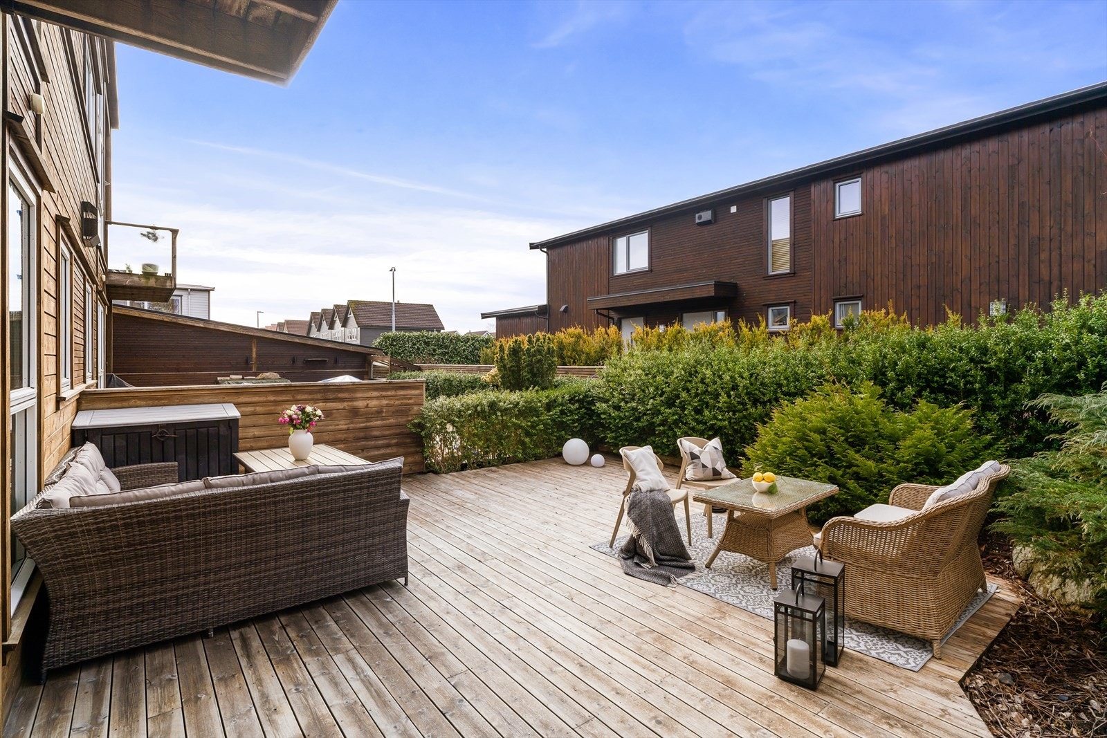 God plass til flere sittegrupper Galleribilde