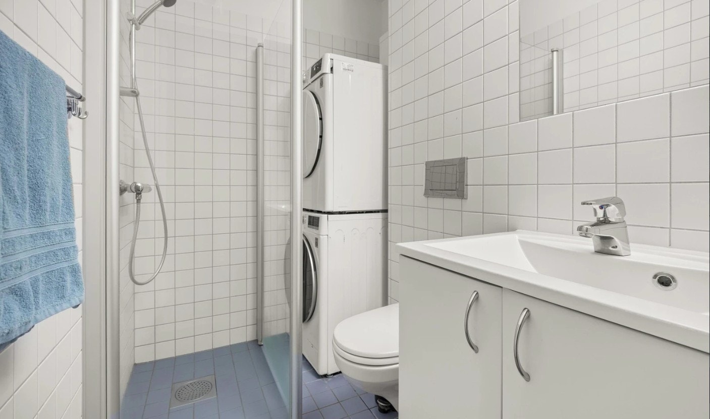 Praktisk bad med servant, dusj og vaskesøyle Galleribilde