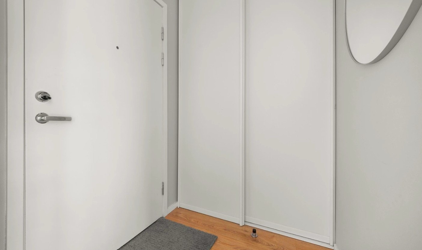 Praktisk entrè med skyvedørsgarderobe Galleribilde