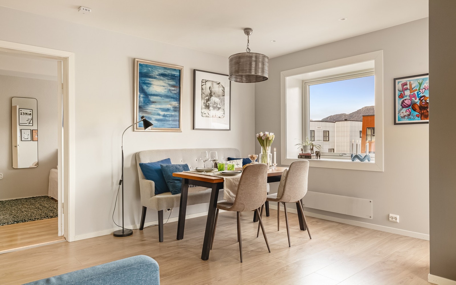 Store vindusflater gir rikelig med naturlig lys og skaper en god atmosfære i rommet Galleribilde