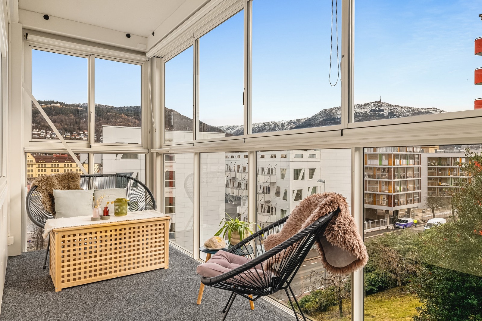 Balkongen måler 9 kvadratmeter og har gode solforhold Galleribilde