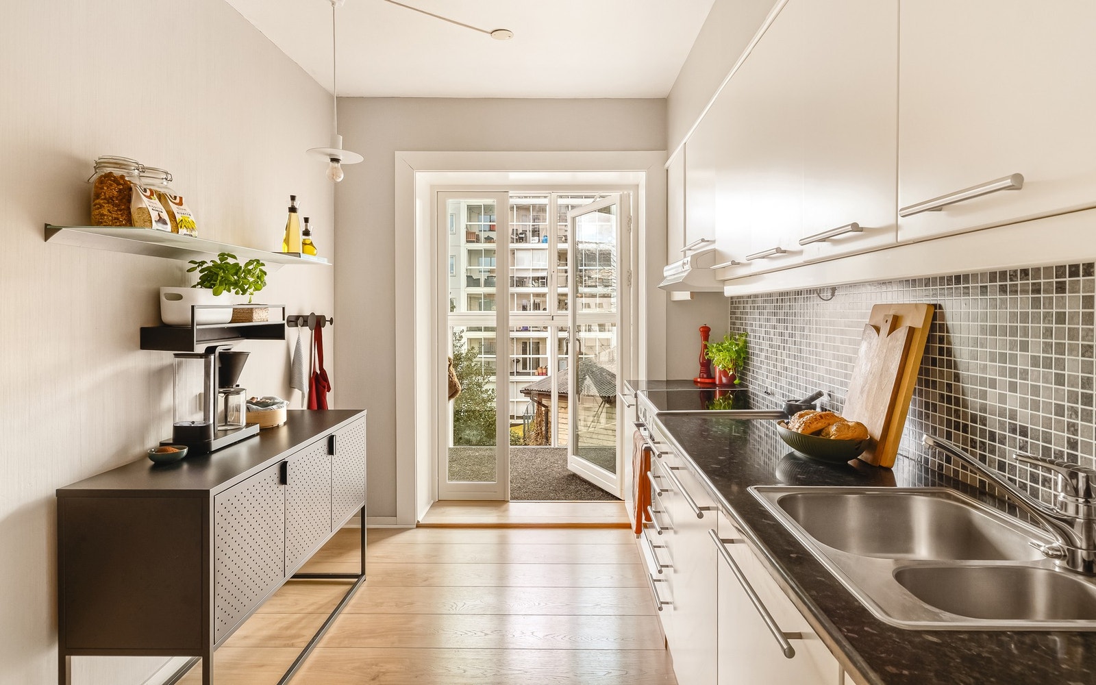 Fra kjøkken er det utgang til leilighetens innglassede balkong Galleribilde