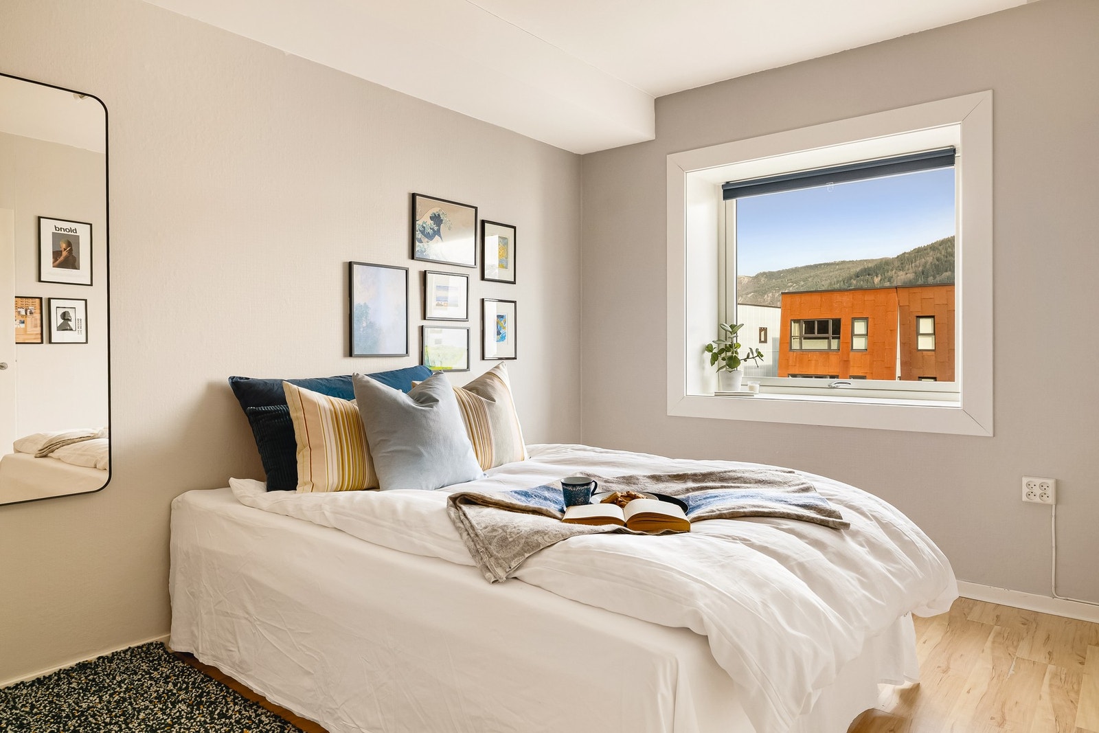 Det er god plass til seng, nattbord og annet passende møblement Galleribilde