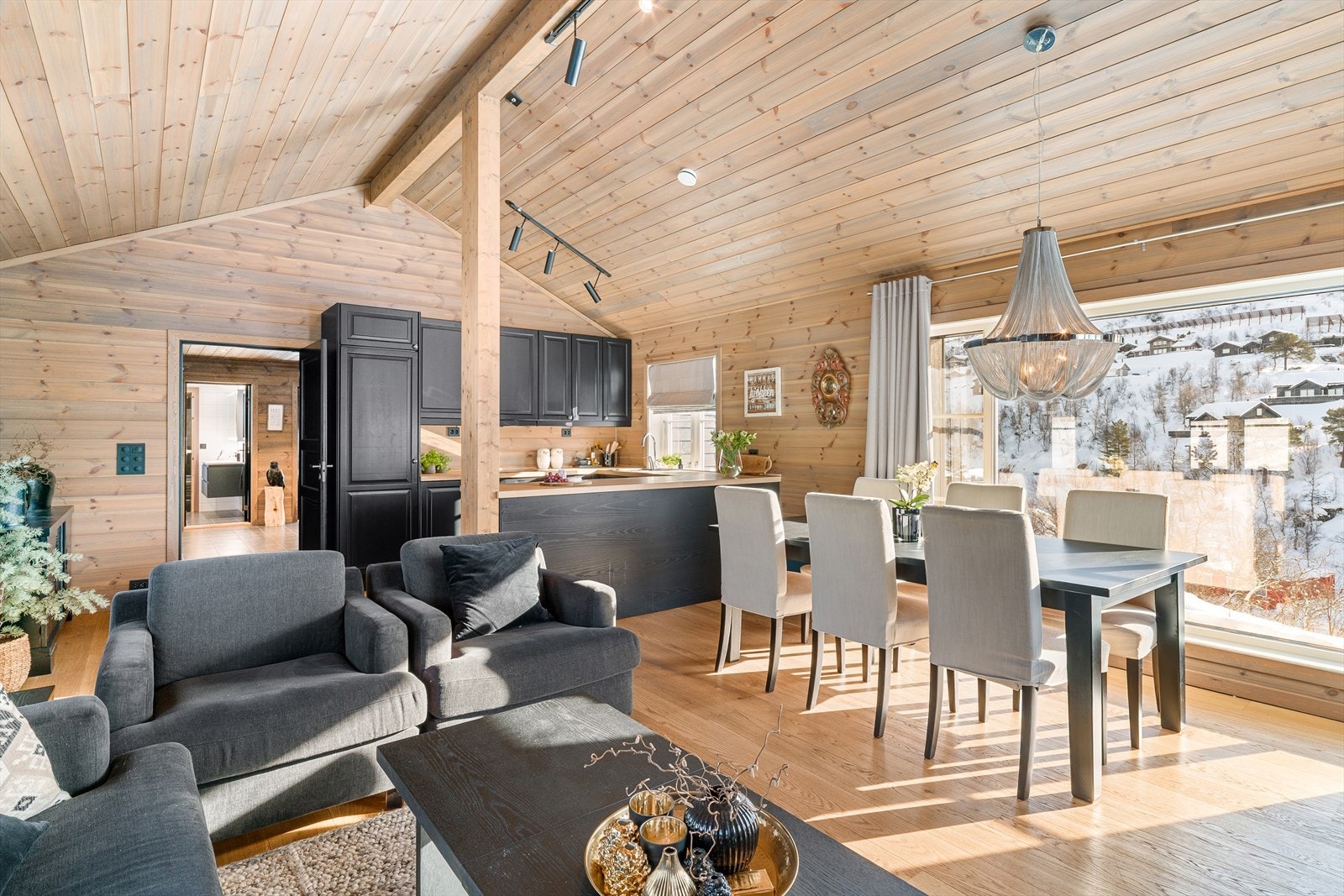 Åpen løsning mot stue - perfekt for sosiale sammenkomster | Praktisk og funksjonelt Galleribilde