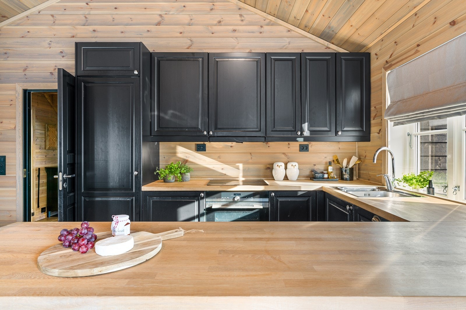 Praktisk og funksjonelt kjøkken fra Bjerks Trevare med gode arbeidsflater og velplassert vindu ved vasken Galleribilde