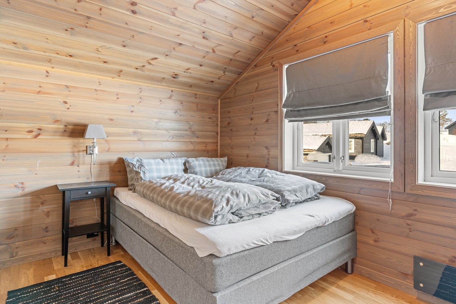 Lyst og trivelig soverom med god romfølelse Galleribilde