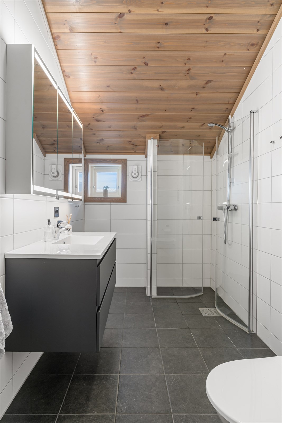 Helhetlig stil og gode materialvalg | Her på badet i 2.etasje med samme standard som nede Galleribilde