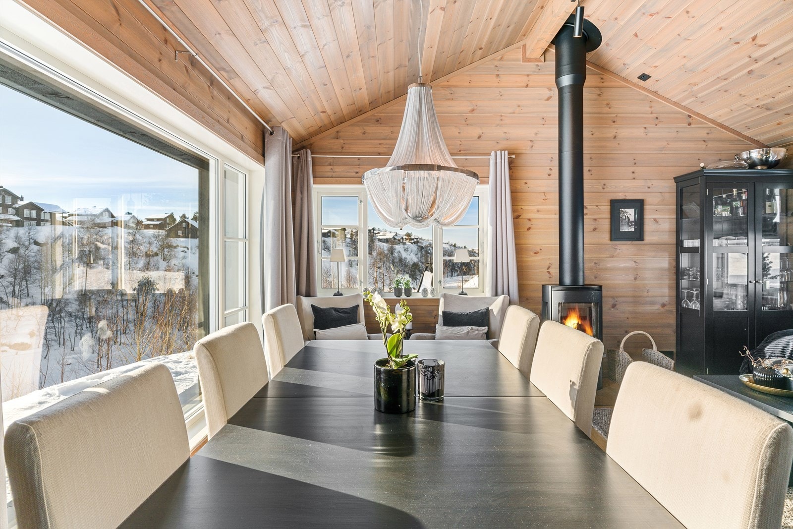 Romslig spiseplass med plass til hele familien | Herlig utsikt mot Haugefjedl Galleribilde