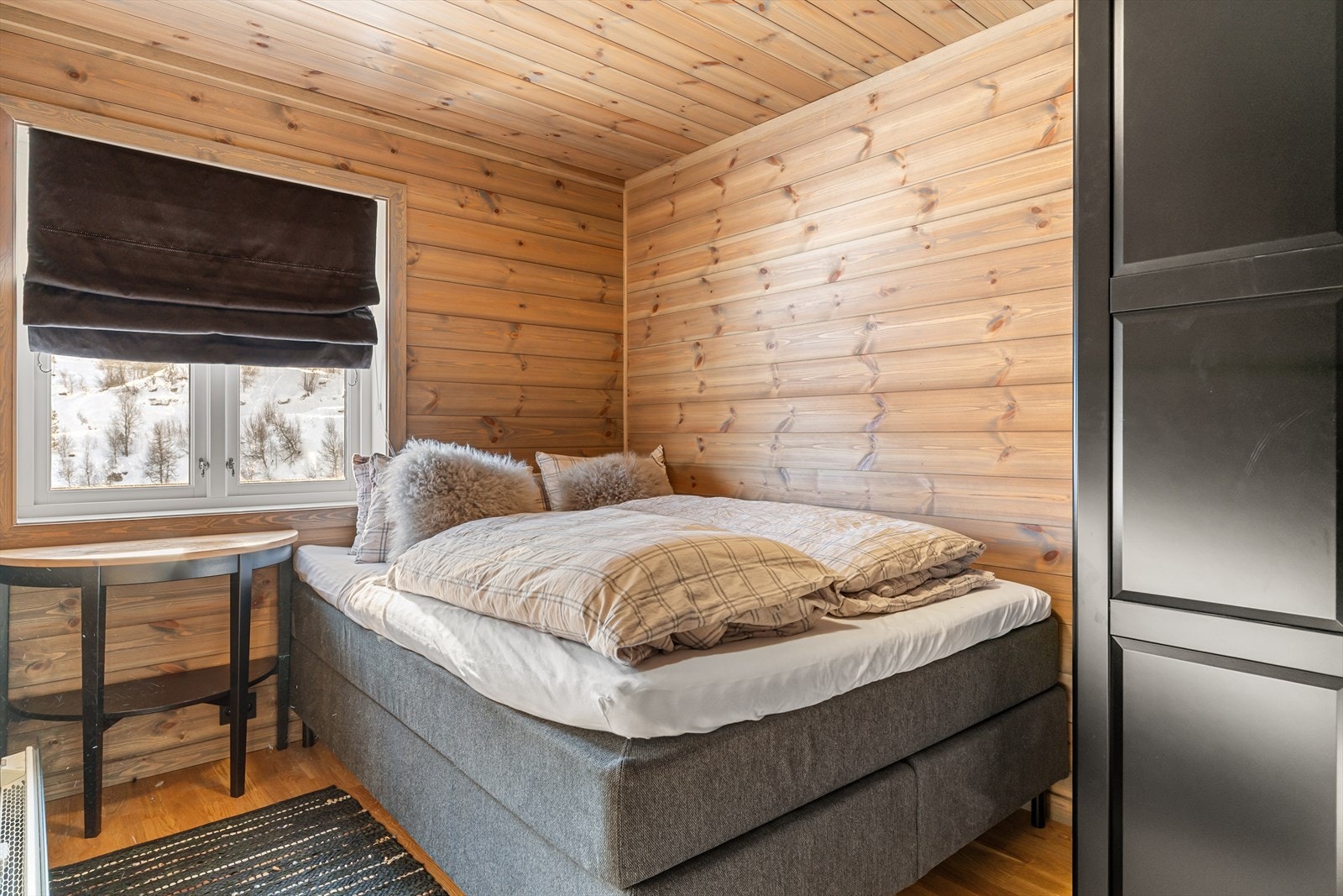 Lunt og behagelig soverom med garderobe Galleribilde