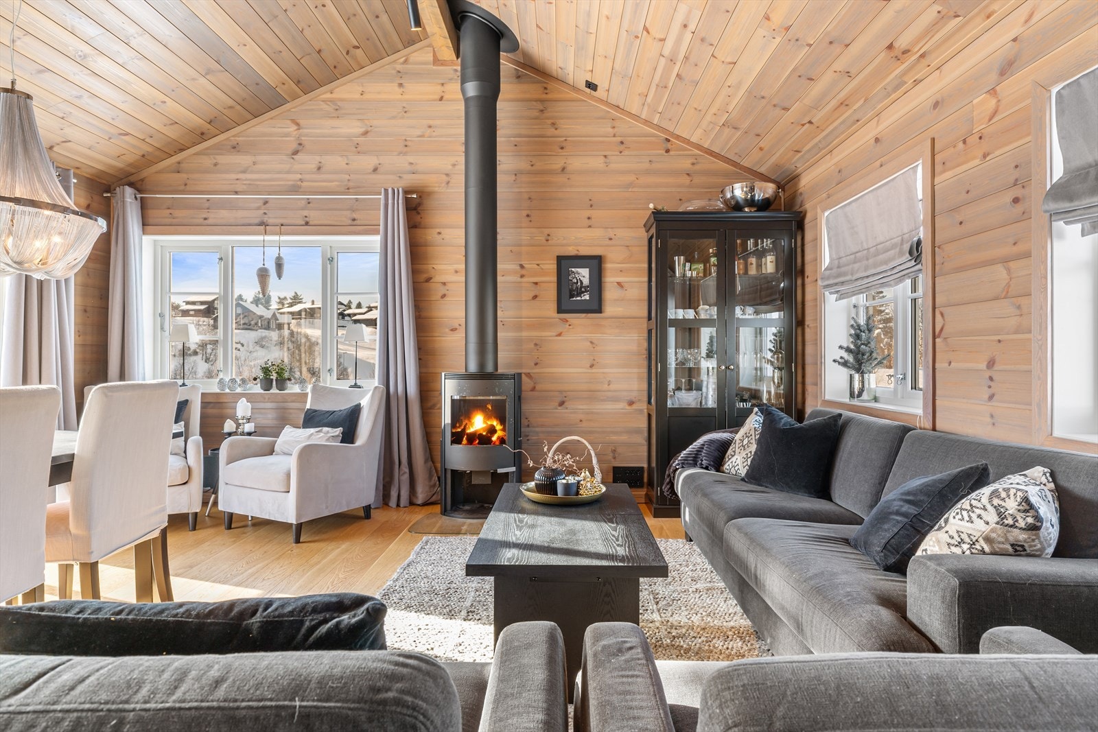 Lun atmosfære med gjennomført hyttestil Galleribilde