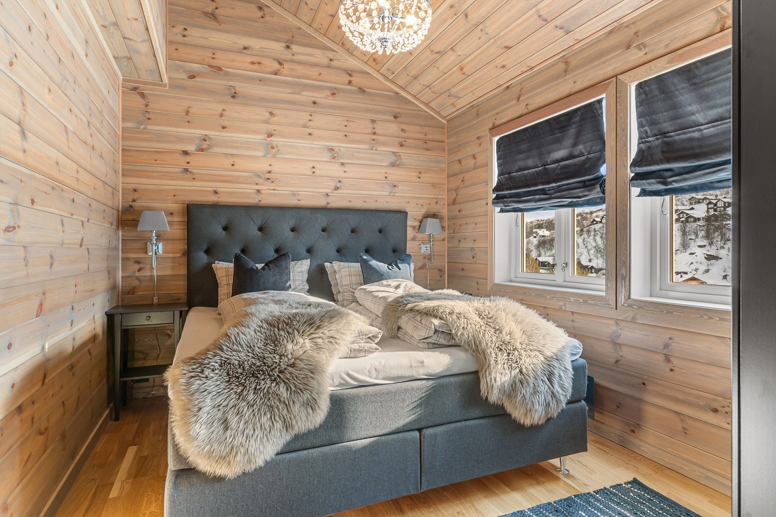 Romslig hovedsoverom med utsikt | Samme gjennomgående standard i alle rom Galleribilde