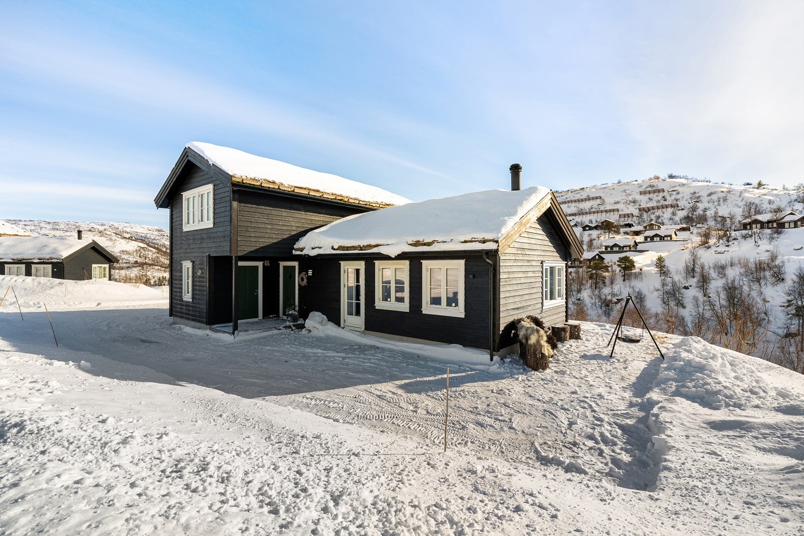 Sjeldent god plassering med tanke på solen, og usjenert sørvest-vendt uteplass til ettermiddagssolen Galleribilde