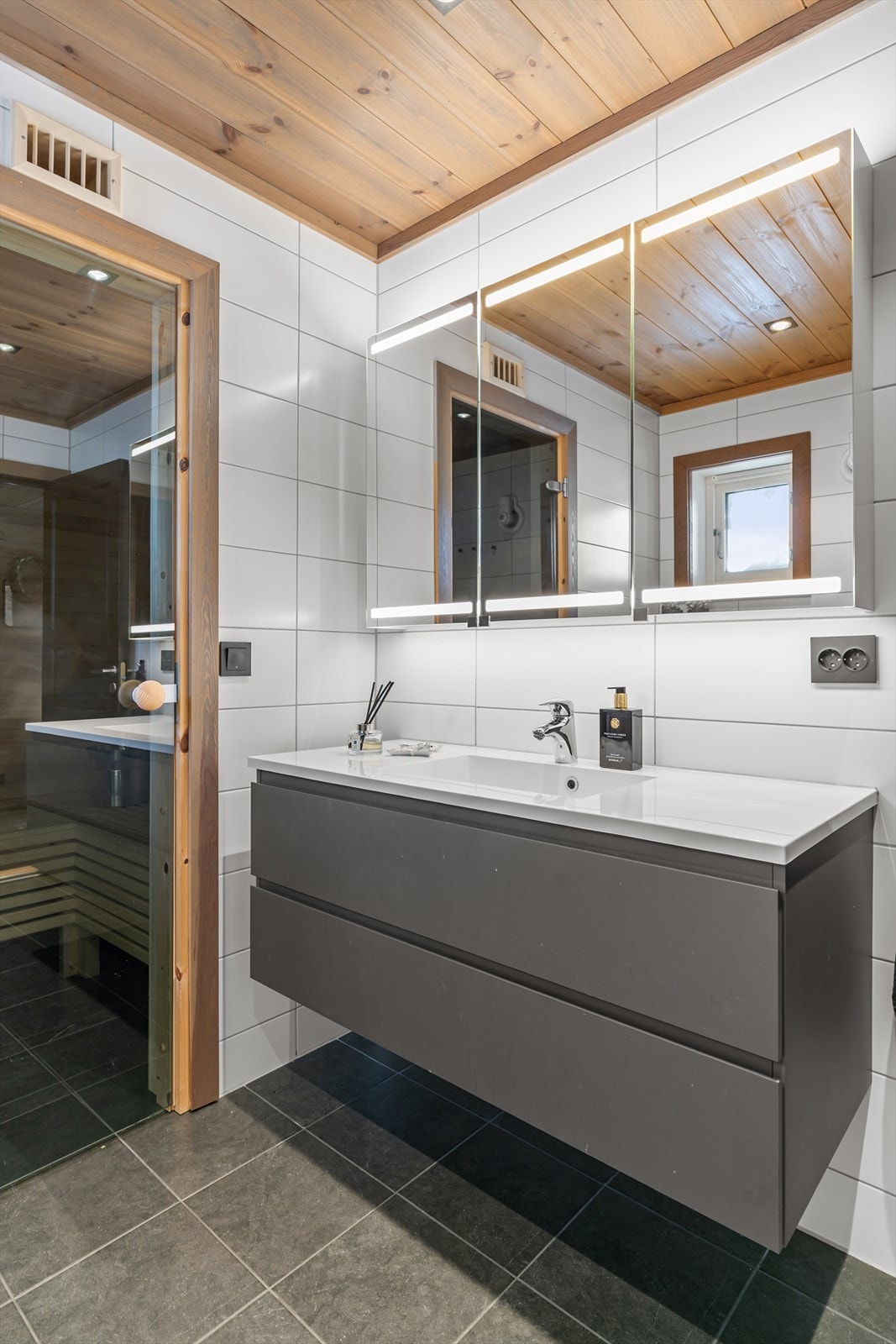 Stor og god baderomsinnredning Galleribilde