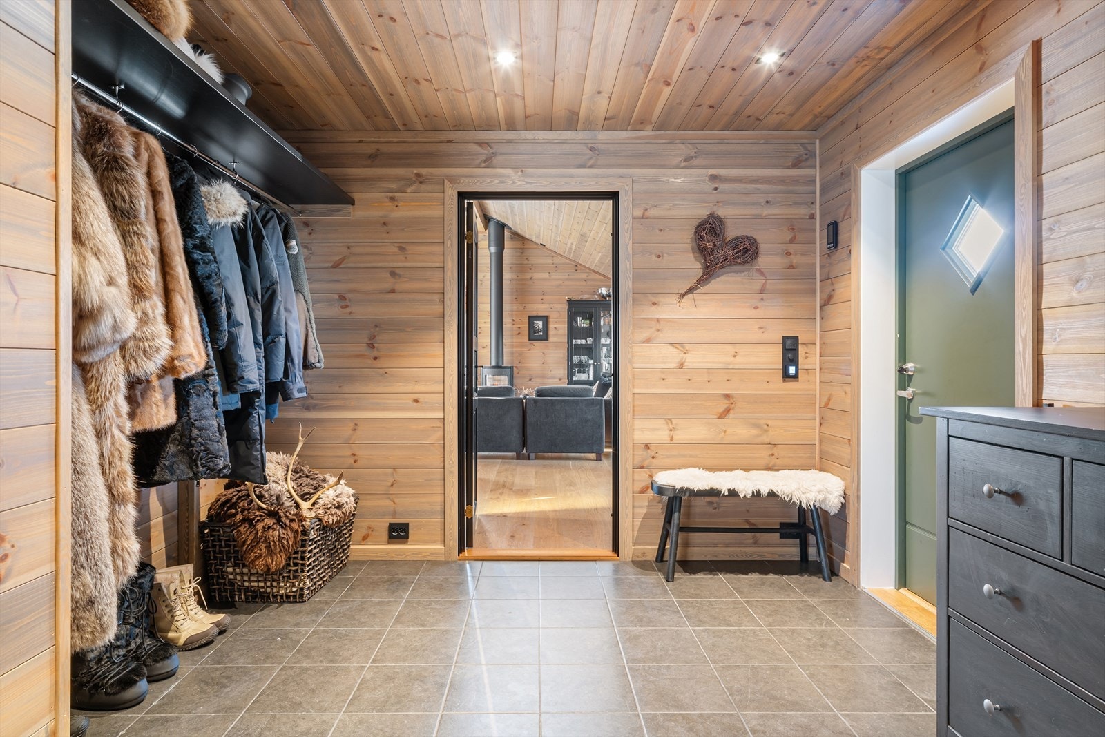 Praktisk og romslig entré med god plass til yttertøy | Utvendig bod/skistall på 8m2 like ved inngangsdøren Galleribilde