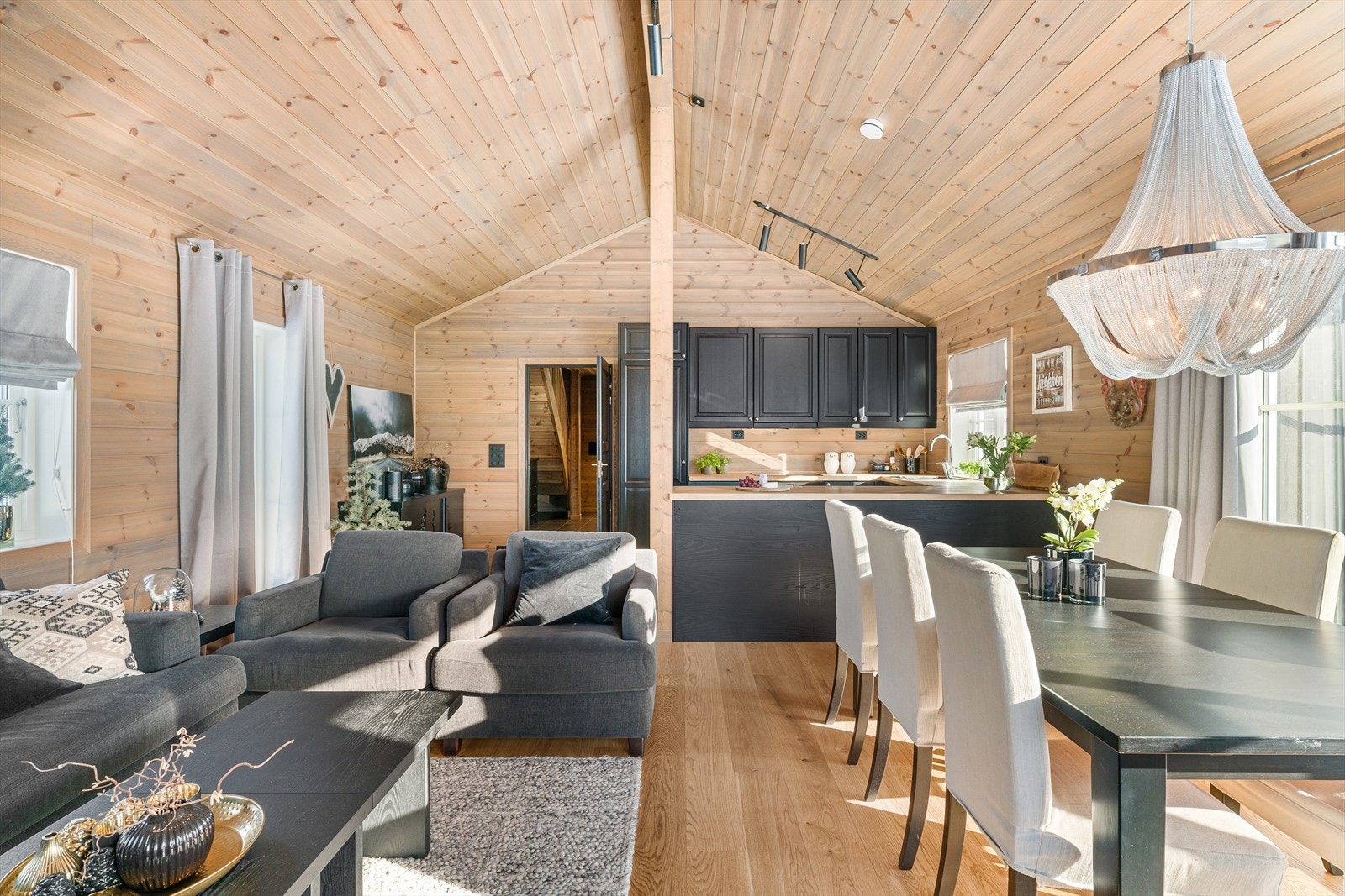 Naturlig samlingspunkt i hytta med god plass til gjester Galleribilde