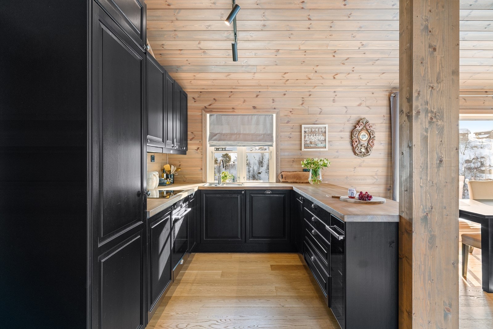 Moderne kjøkken med integrerte hvitevarer Galleribilde