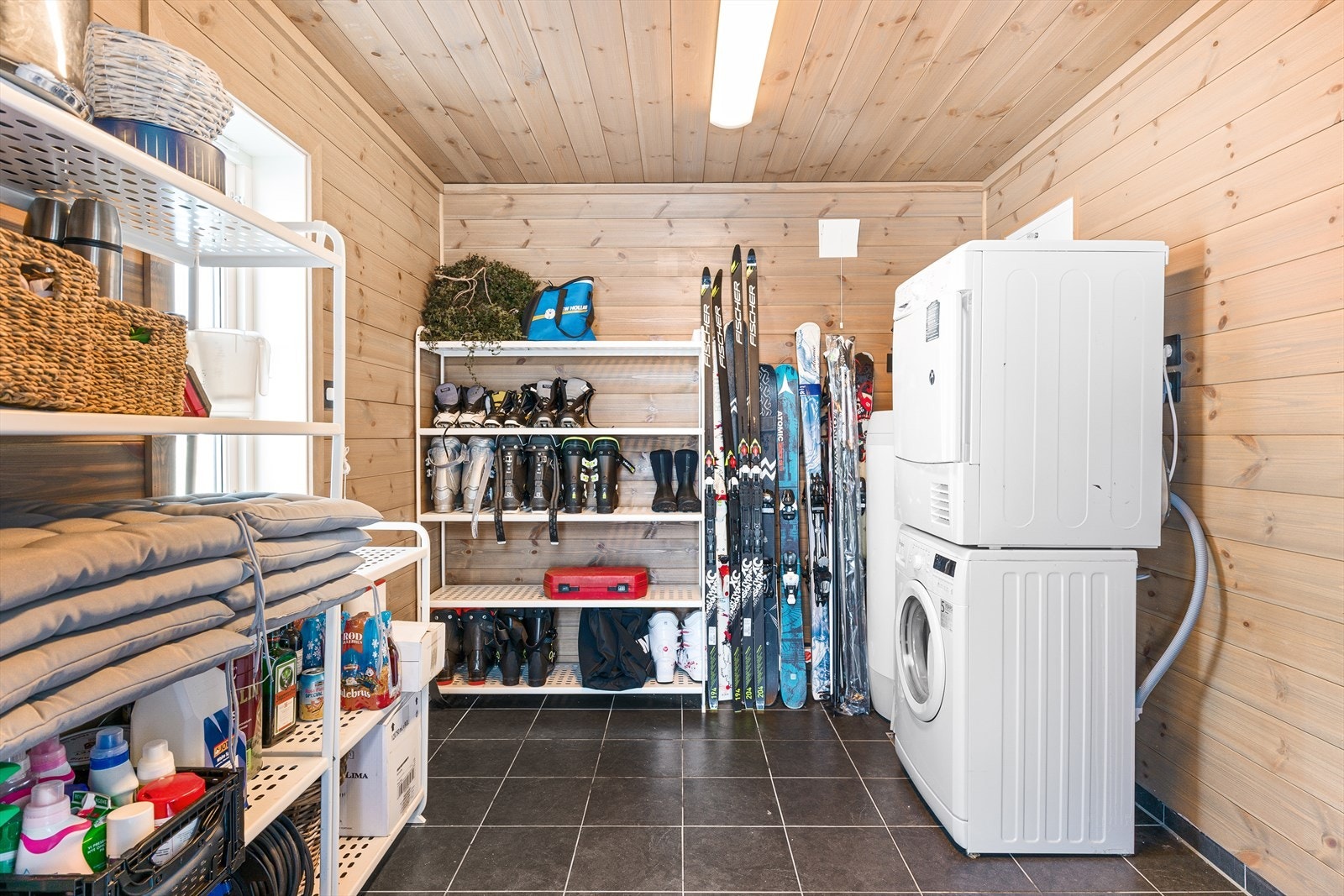 Praktisk vaskerom med god oppbevaringsplass Galleribilde