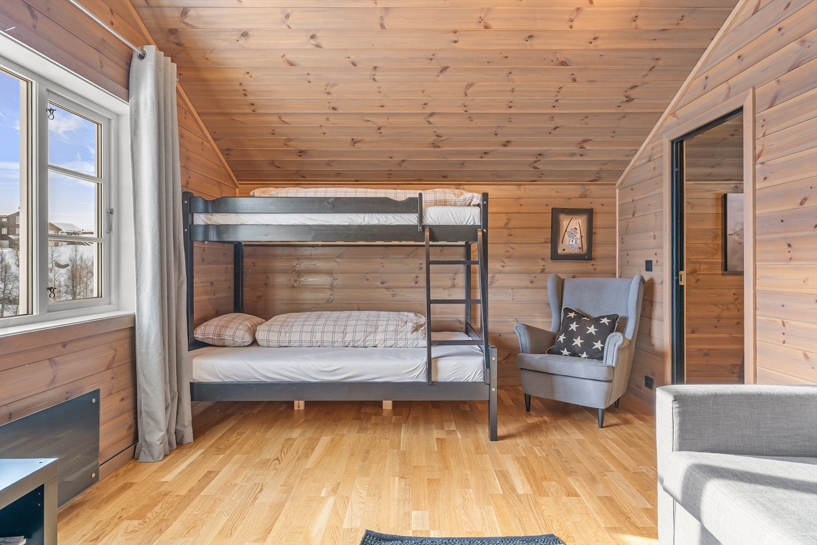 Loftetasjen byr på både oppholdsrom og overnattingsmuligheter | Her kan du ha egen dedikert loftstue eller du kan utnytte arealet til flere soveplasser Galleribilde