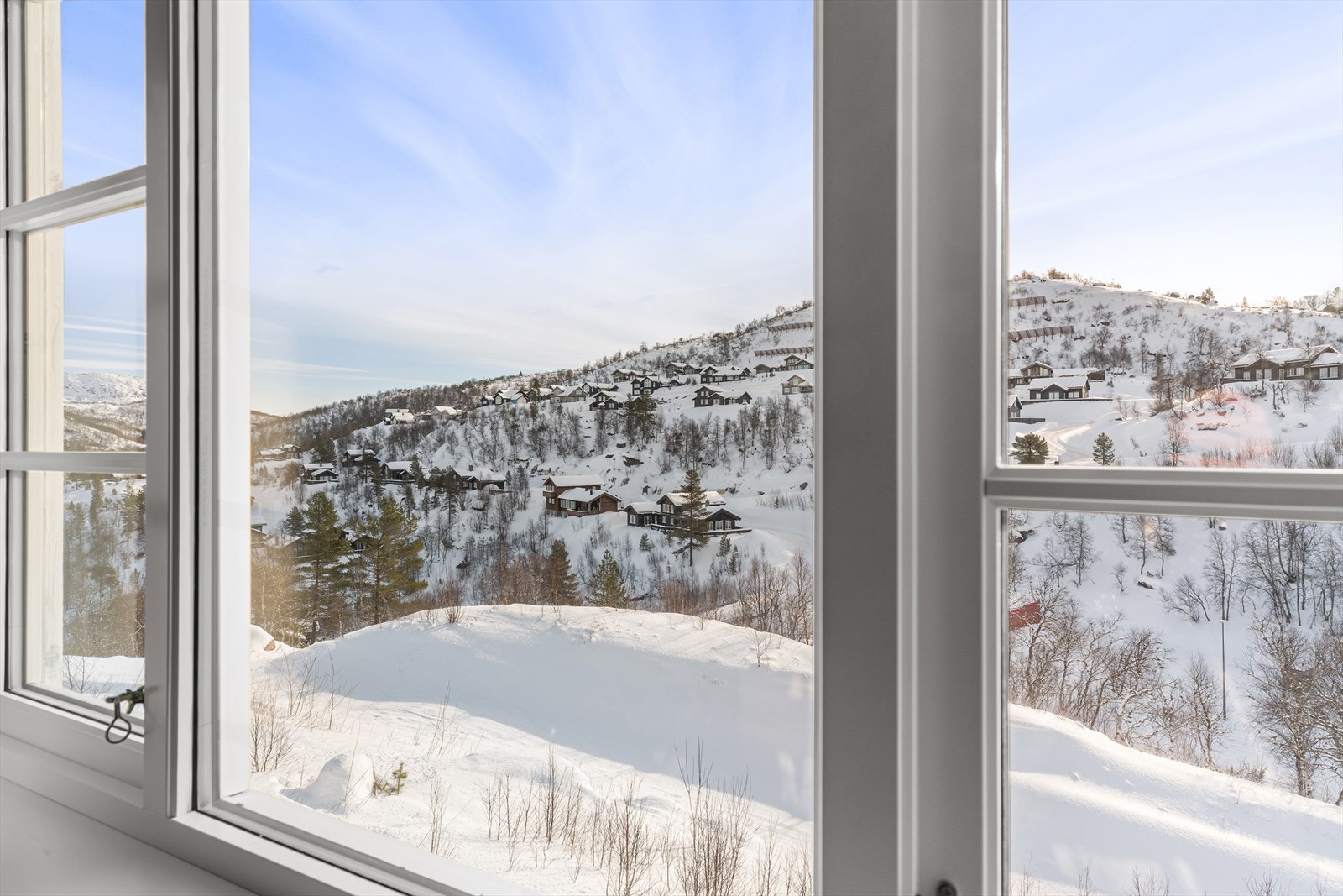 Store vindusflater som slipper naturen inn Galleribilde