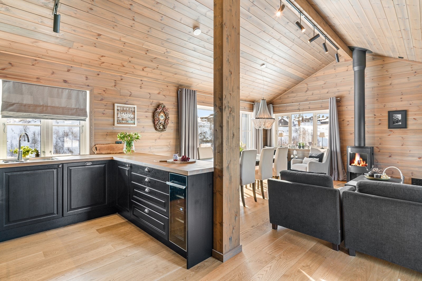 Gjennomtenkte materialvalg skaper hytte stemning Galleribilde