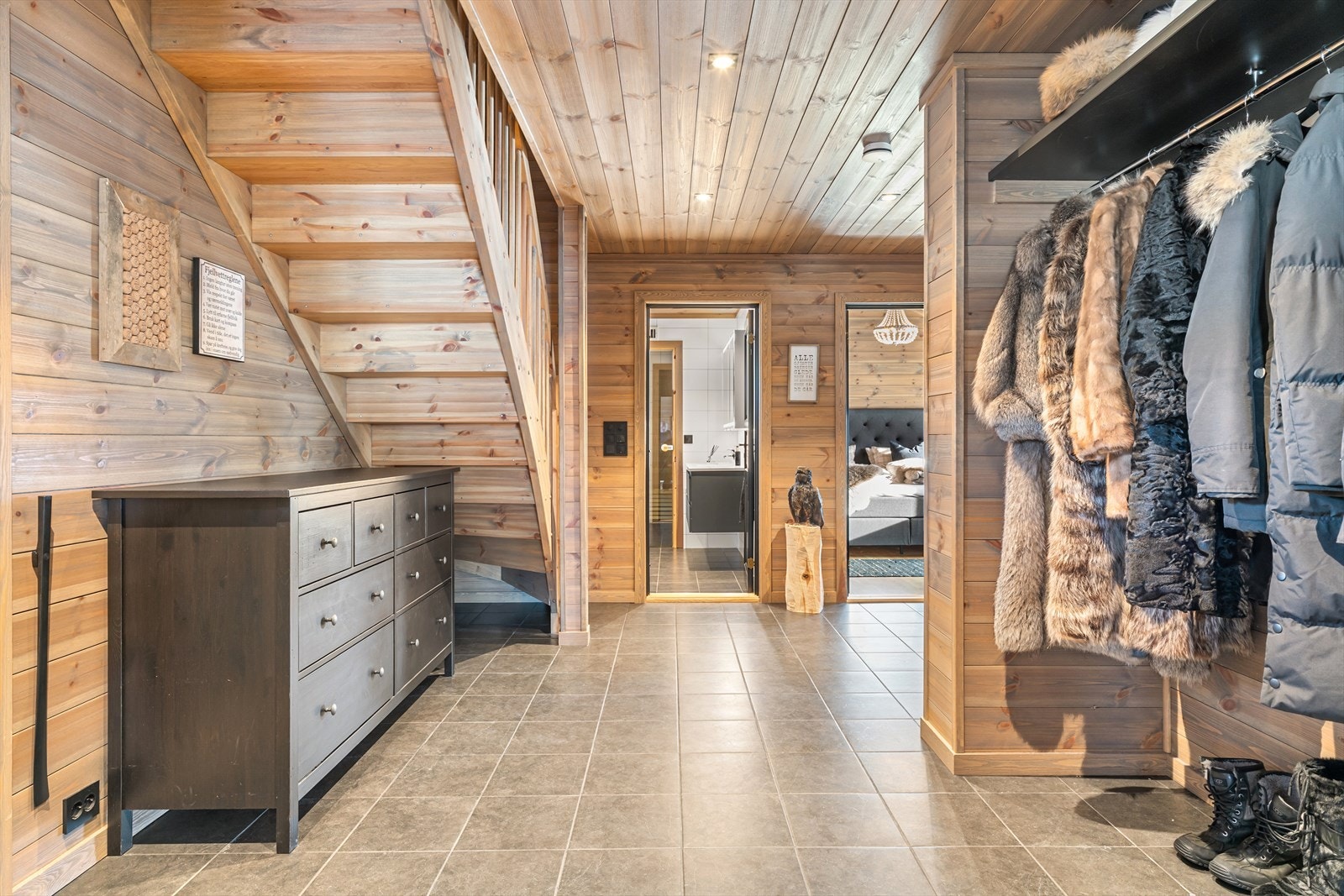 Velkommen inn i en lun og innbydende hytte | Flotte materialvalg er gjennomgående i hele hytten Galleribilde