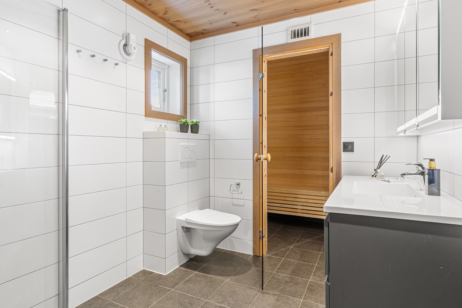 Fliselagt bad, vegghengt toalett og badstue Galleribilde