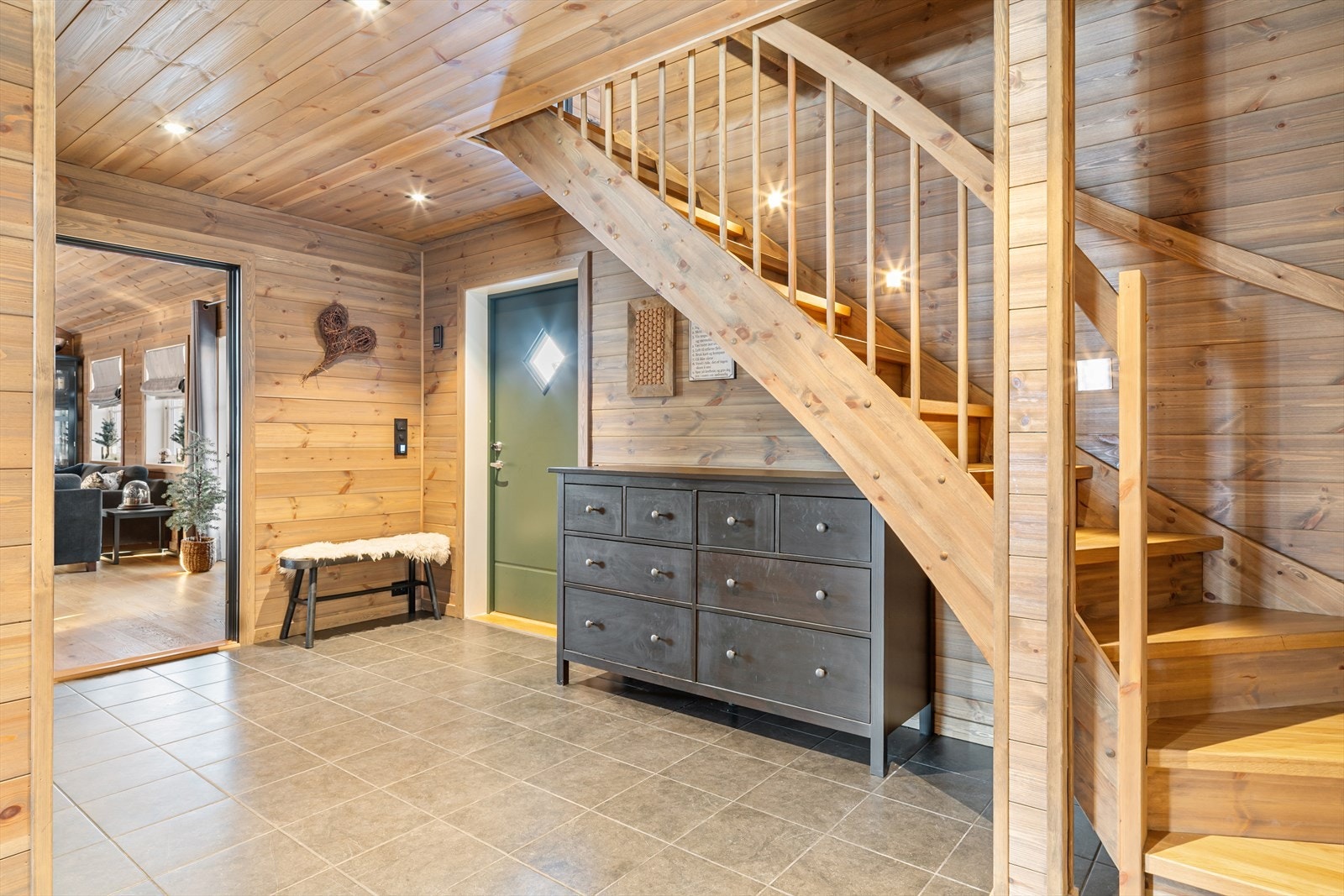 Funksjonell planløsning allerede fra inngangspartiet | Stor og god garderobe, fliser og varmekabler på gulvet Galleribilde