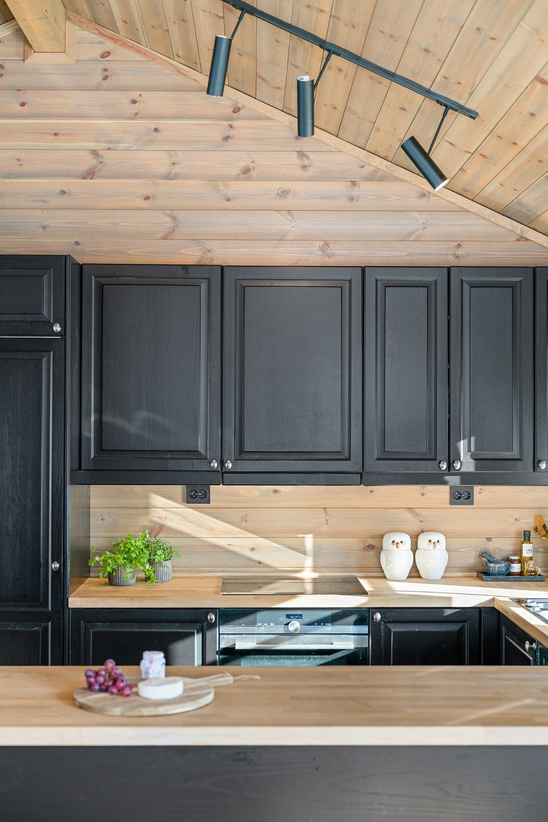 Bjerks Trevare kjøkken med god skap- og benkeplass Galleribilde