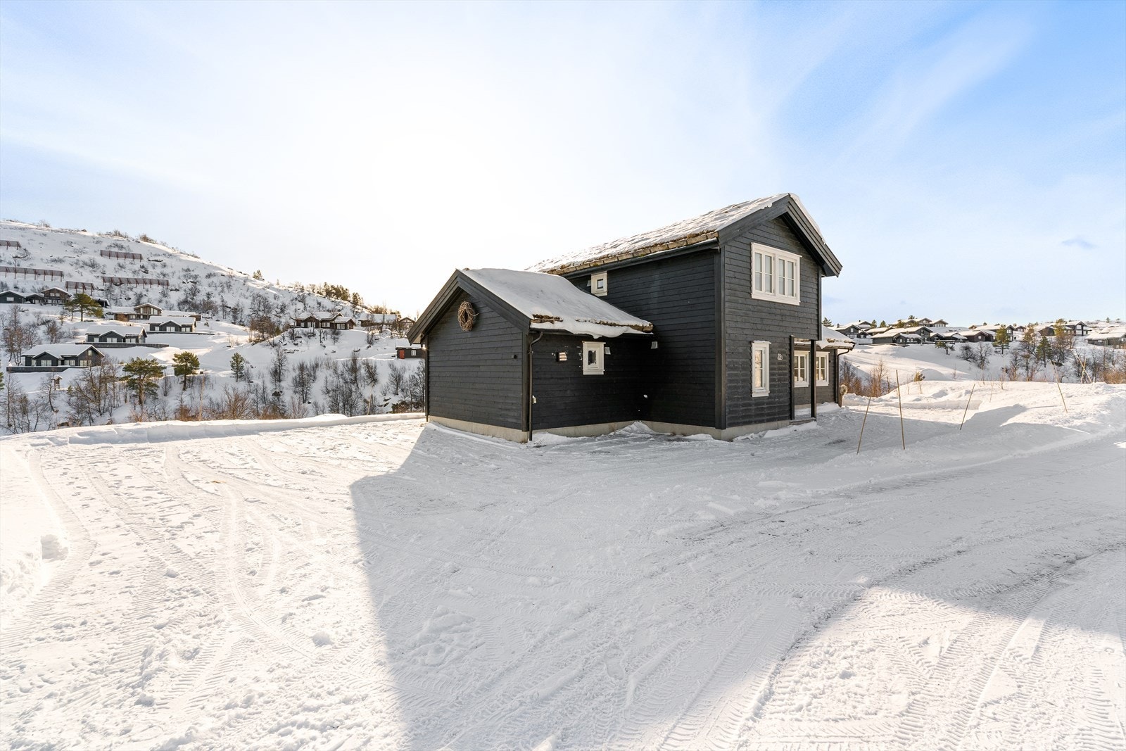 Stor og god parkering | En virkelig bra plassering med enkel adkomst fra bilen, og skjermet beliggenhet med utsikt og optimale solforhold Galleribilde