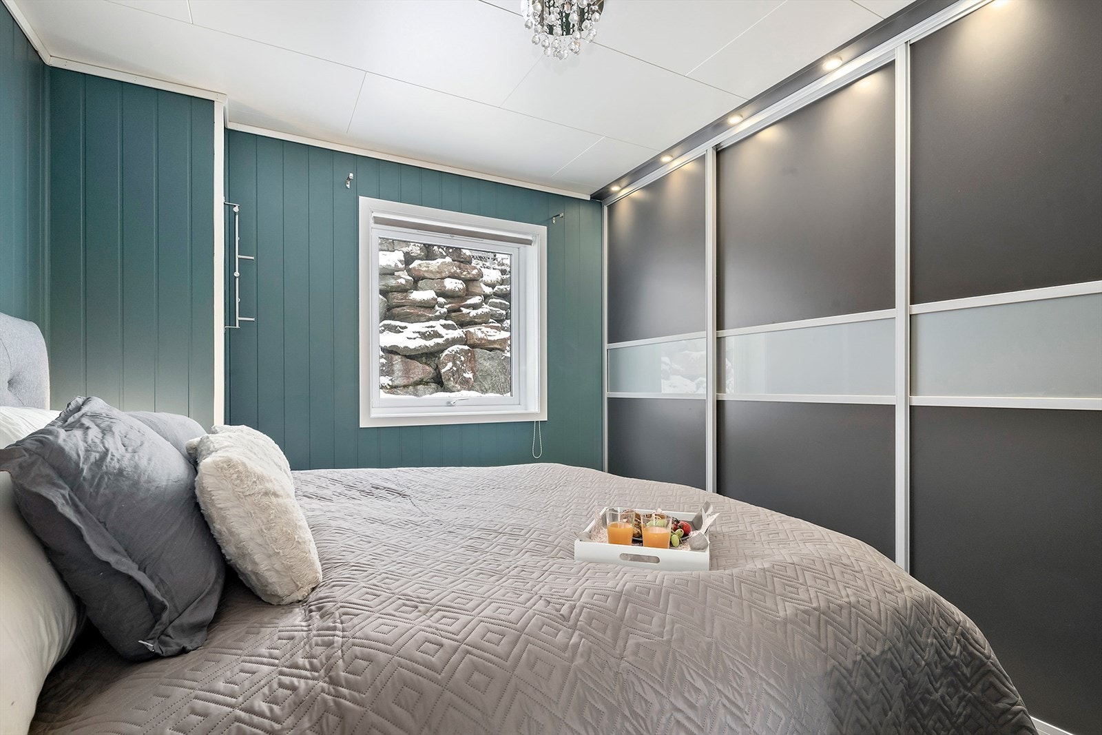 I boligen er det totalt tre soverom der hovedsoverommet er i overetasjen og to soverom i underetasjen. Galleribilde