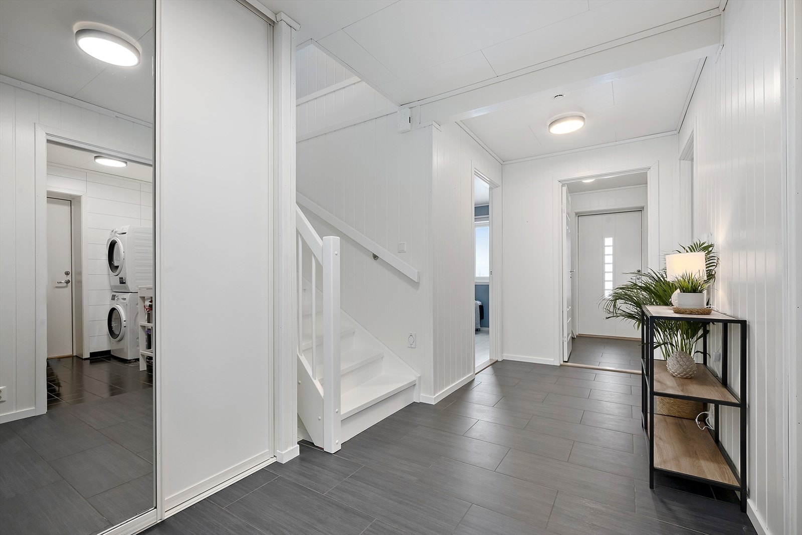 Fra gangen i underetasjen er det tilkomst til trapp til overetasjen, samt tilkomst til garasjen via vaskerommet. Galleribilde